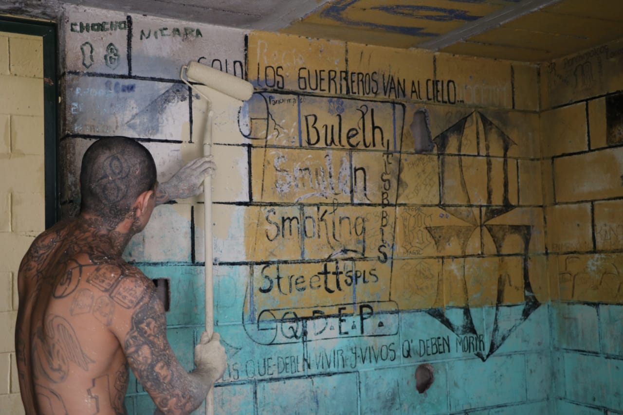Reos eliminan grafitis alusivos a pandillas en penal de Quezaltepeque reos-eliminan-grafitis-alusivos-a-pandillas-en-penal-de-quezaltepeque